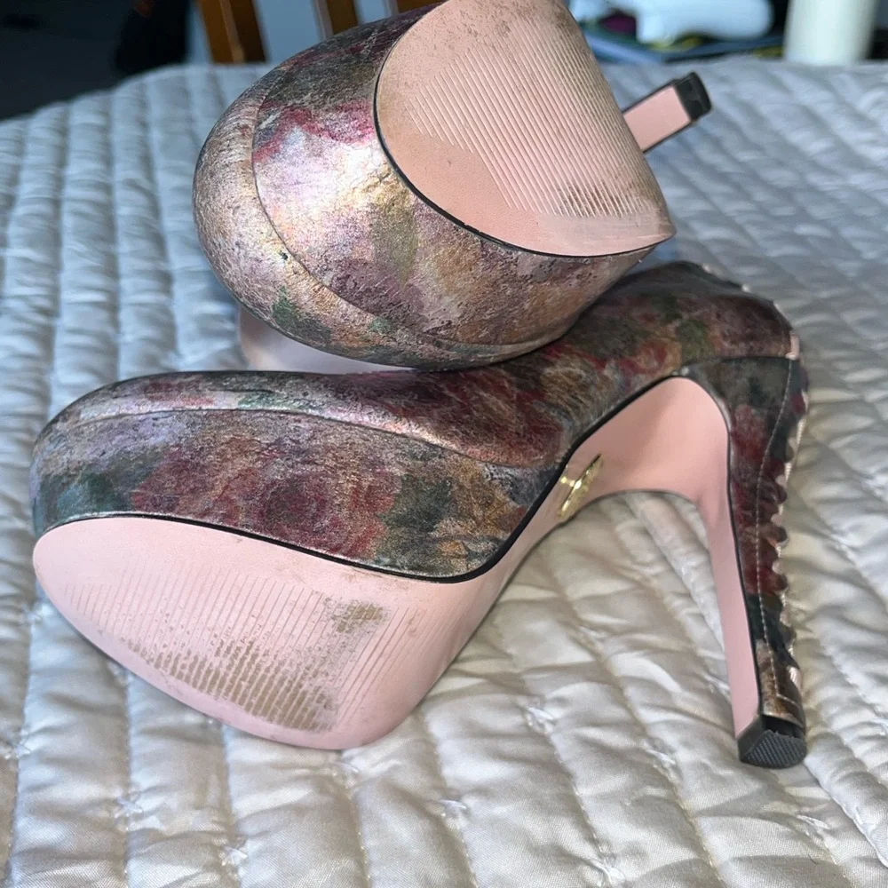 Betsey Johnson Artistic Multicolor Heels - Picture 6 of 10